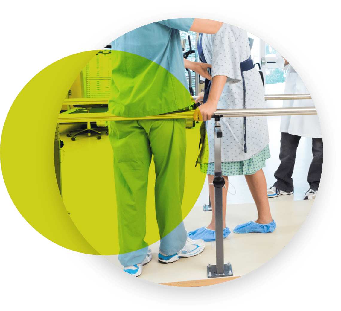 IMG-Expertise-Body-Client-Care-Coordinators-1-min Therapist assisting a patient in walking